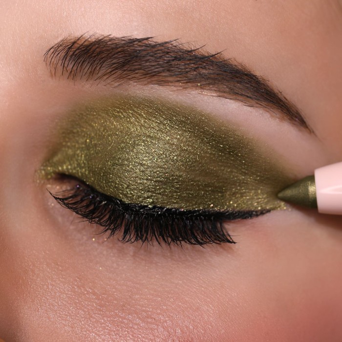 Moira At Glance 018 Olive Green Στικ Σκια Ματιών